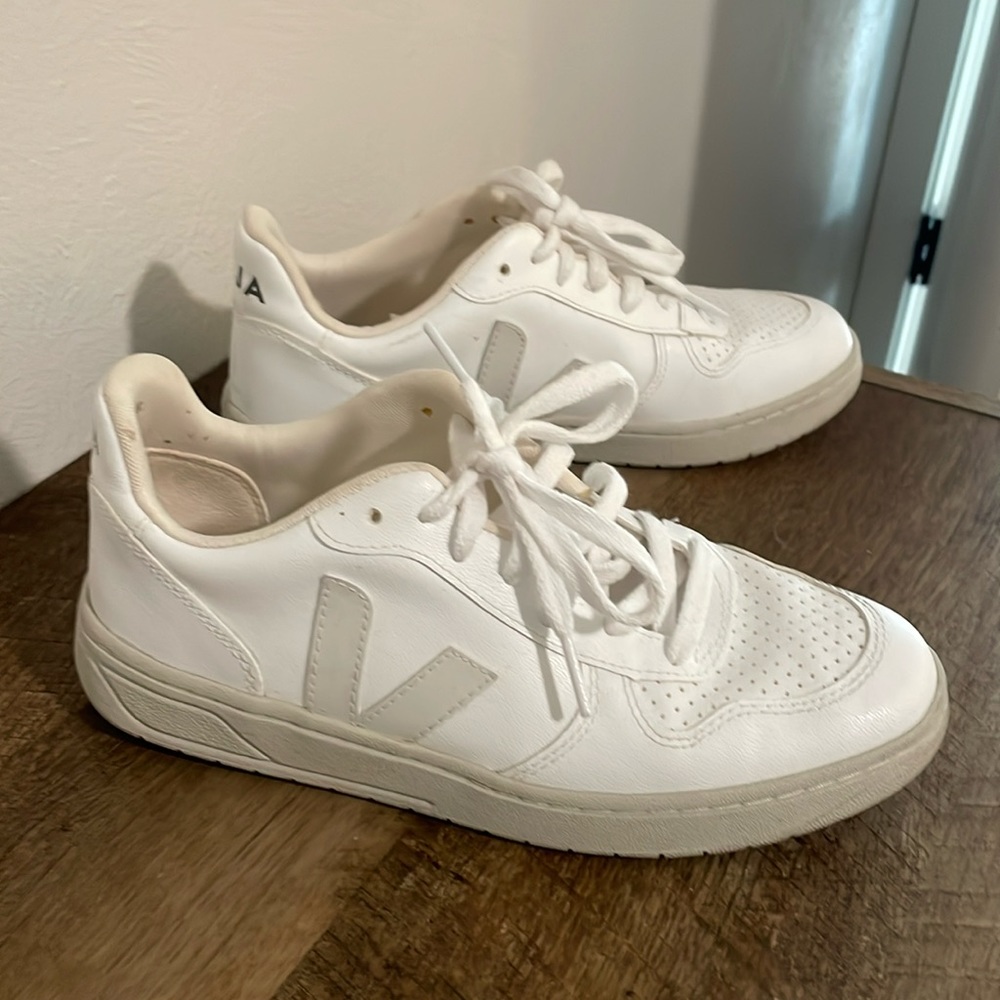 Veja women’s white sneakers US size 6